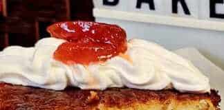 Σιροπιαστή μηλόπιτα με ξερά φύλλα κρούστας και κανέλα, κομμένη σε κομμάτια και διακοσμημένη με σαντιγί και γλυκό κουταλιού κυδώνι