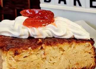 Σιροπιαστή μηλόπιτα με ξερά φύλλα κρούστας και κανέλα, κομμένη σε κομμάτια και διακοσμημένη με σαντιγί και γλυκό κουταλιού κυδώνι