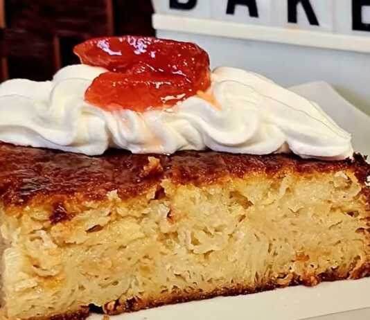 Σιροπιαστή μηλόπιτα με ξερά φύλλα κρούστας και κανέλα, κομμένη σε κομμάτια και διακοσμημένη με σαντιγί και γλυκό κουταλιού κυδώνι