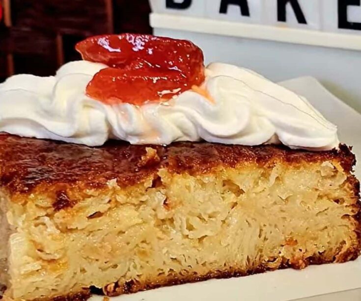 Σιροπιαστή μηλόπιτα με ξερά φύλλα κρούστας και κανέλα, κομμένη σε κομμάτια και διακοσμημένη με σαντιγί και γλυκό κουταλιού κυδώνι