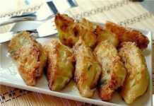 Τραγανά κομμάτια από Σνίτσελ Λάχανου με χρυσαφένια κόρα σε πιάτο, συνοδευόμενα από σάλτσα γιαουρτιού ή κρέμας γάλακτος