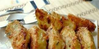 Τραγανά κομμάτια από Σνίτσελ Λάχανου με χρυσαφένια κόρα σε πιάτο, συνοδευόμενα από σάλτσα γιαουρτιού ή κρέμας γάλακτος