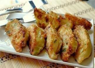 Τραγανά κομμάτια από Σνίτσελ Λάχανου με χρυσαφένια κόρα σε πιάτο, συνοδευόμενα από σάλτσα γιαουρτιού ή κρέμας γάλακτος