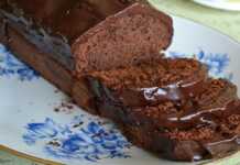 Σοκολατένιο Κέικ Νηστίσιμο σερβιρισμένο με ζάχαρη άχνη