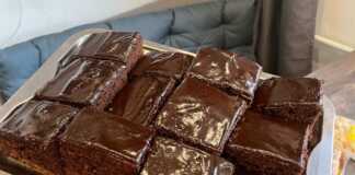 Σοκολατένιο Κέικ Μπράουνι με πλούσιο γλάσο σοκολάτας, κομμένο σε τετράγωνα.