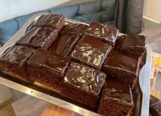 Σοκολατένιο Κέικ Μπράουνι με πλούσιο γλάσο σοκολάτας, κομμένο σε τετράγωνα.