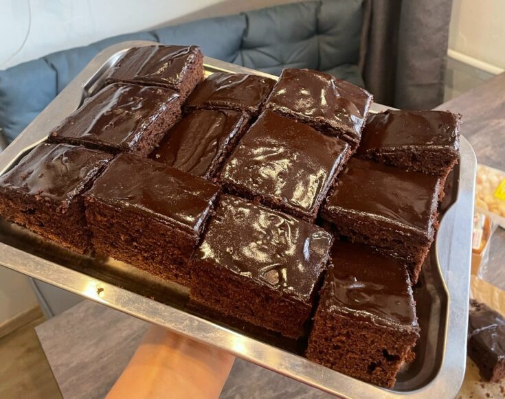 Σοκολατένιο Κέικ Μπράουνι με πλούσιο γλάσο σοκολάτας, κομμένο σε τετράγωνα.