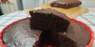 Ένα πλούσιο και μαλακό Κέικ Σοκολατόπιτα με κακάο, κομμένο σε κομμάτια και πασπαλισμένο με άχνη ζάχαρη