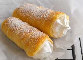 Τραγανές Σωλήνες με αφράτη κρέμα μαρέγκα.