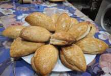 Τυρόπιτες μεζύμη γιαουρτιού και γέμιση φέτας