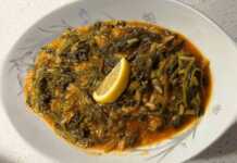 Πιάτο με ζεστό Σπανακόρυζο με έντονο πράσινο χρώμα και κόκκινη σάλτσα με φέτα στο πλάι (προαιρετικά)