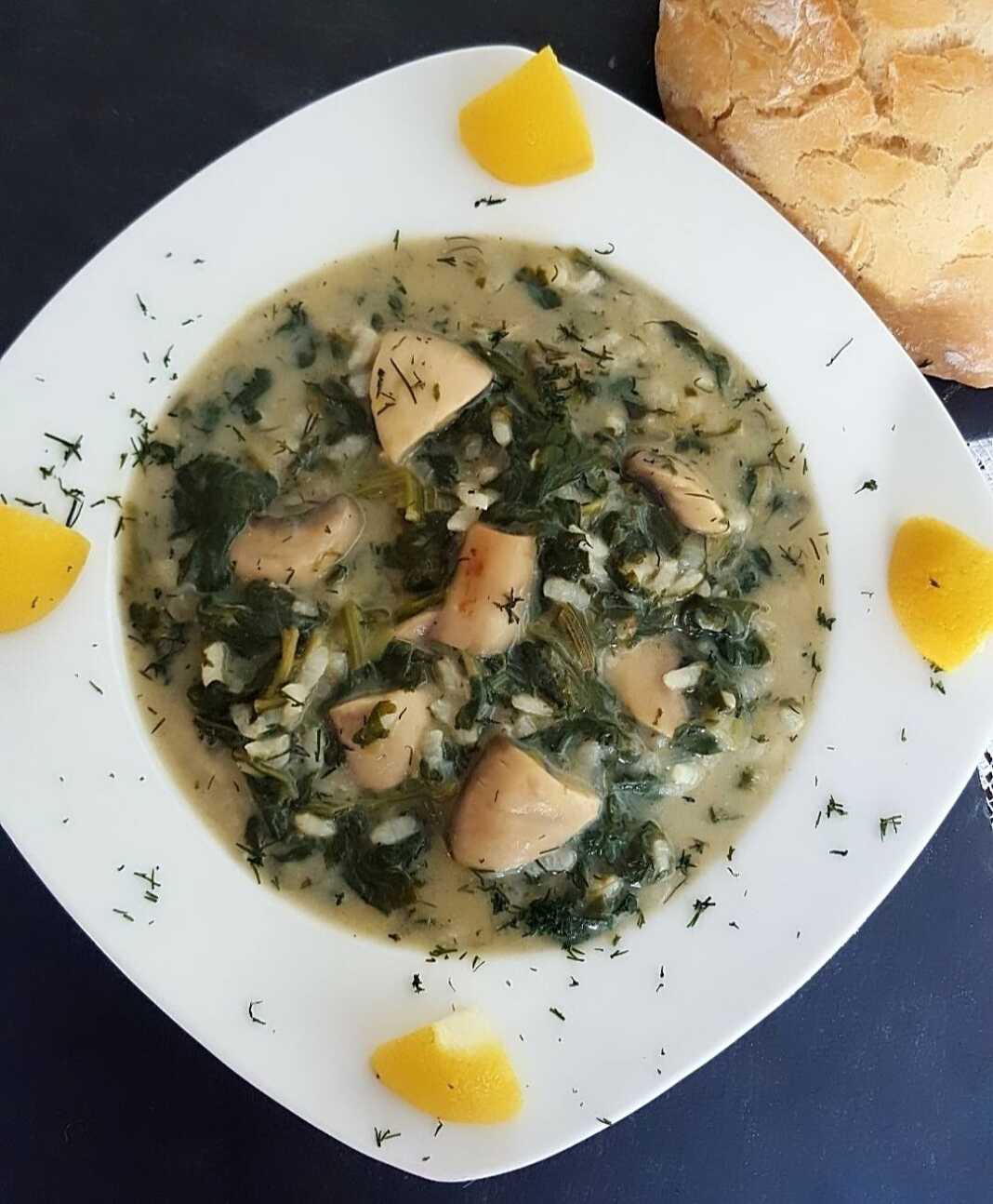 spanakorizo me taxinolemono Σπανακόρυζο με μανιτάρια, βελούδινο με σάλτσα ταχινολέμονου.