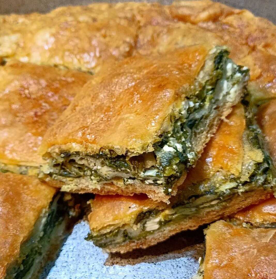 spanakotiropita xiropoito filo Σπανακοτυρόπιτα με χειροποίητο φύλλο μαγιάς, κομμένη σε κομμάτια