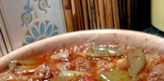 Παραδοσιακό Σπετσοφάι με χωριάτικα λουκάνικα και πλούσια κόκκινη σάλτσα.