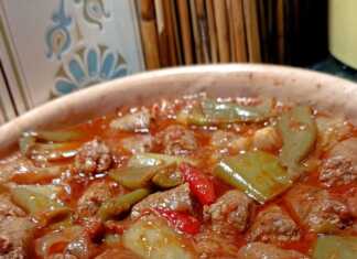 Παραδοσιακό Σπετσοφάι με χωριάτικα λουκάνικα και πλούσια κόκκινη σάλτσα.