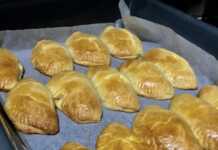 Αφράτα τυροπιτάκια με χρυσαφένια κρούστα, αλειμμένα με αυγό και γεμισμένα με φέτα
