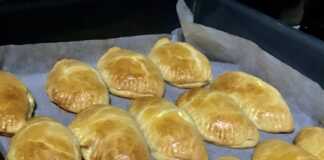 Αφράτα τυροπιτάκια με χρυσαφένια κρούστα, αλειμμένα με αυγό και γεμισμένα με φέτα