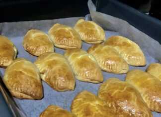 Αφράτα τυροπιτάκια με χρυσαφένια κρούστα, αλειμμένα με αυγό και γεμισμένα με φέτα