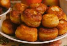 Χρυσαφένιοι τηγανητοί λουκουμάδες τυριού σερβιρισμένοι σε πιατέλα