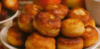 Χρυσαφένιοι τηγανητοί λουκουμάδες τυριού σερβιρισμένοι σε πιατέλα