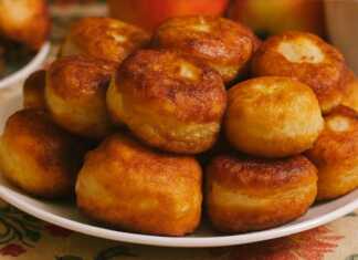 Χρυσαφένιοι τηγανητοί λουκουμάδες τυριού σερβιρισμένοι σε πιατέλα