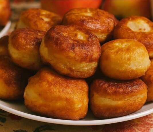 Χρυσαφένιοι τηγανητοί λουκουμάδες τυριού σερβιρισμένοι σε πιατέλα