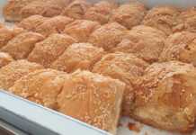 Επαγγελματική Τυρόπιτα με 15 Φύλλα (Συνταγή Λαμαρίνας) Κομμάτια από μεγάλη παραδοσιακή τυρόπιτα με χειροποίητο φύλλο και αφράτη γέμιση τυριών