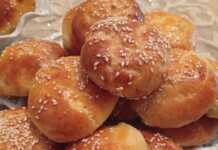 Ψημένα τυροπιτάκια κουρού σε ταψί, με χρυσαφένια όψη και γέμιση που φαίνεται