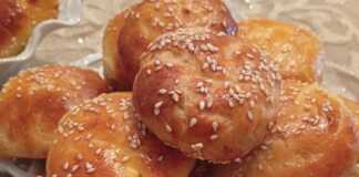 Ψημένα τυροπιτάκια κουρού σε ταψί, με χρυσαφένια όψη και γέμιση που φαίνεται