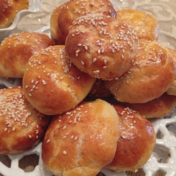 Ψημένα τυροπιτάκια κουρού σε ταψί, με χρυσαφένια όψη και γέμιση που φαίνεται