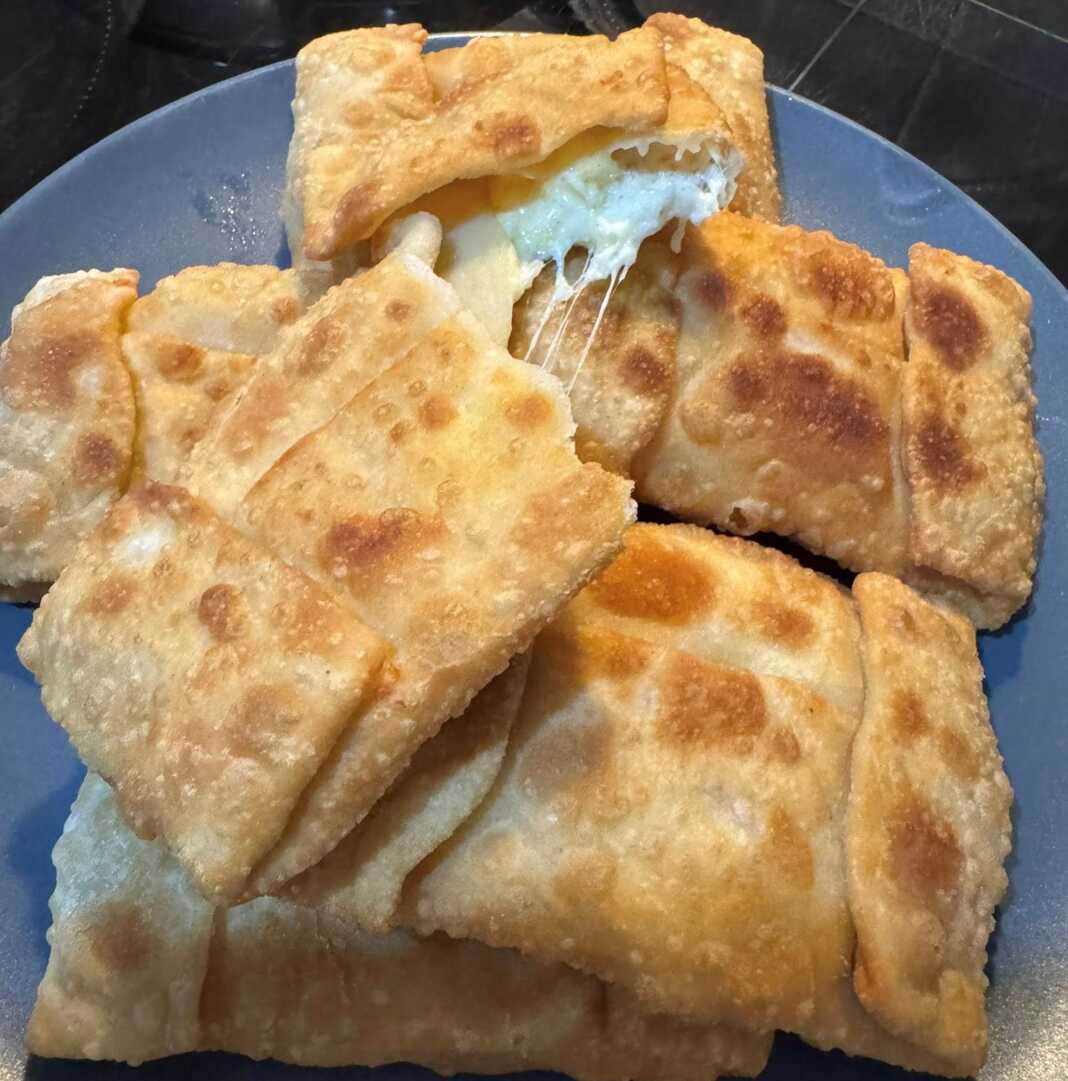 Τηγανητά τυροπιταράκια Γκιουζλεμέδες με χρυσαφένια και τραγανή κρούστα, κομμένα σε μισοφέγγαρα και γεμάτα με φέτα