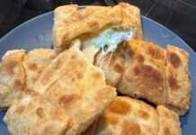 Τηγανητά τυροπιταράκια Γκιουζλεμέδες με χρυσαφένια και τραγανή κρούστα, κομμένα σε μισοφέγγαρα και γεμάτα με φέτα