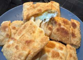 Τηγανητά τυροπιταράκια Γκιουζλεμέδες με χρυσαφένια και τραγανή κρούστα, κομμένα σε μισοφέγγαρα και γεμάτα με φέτα