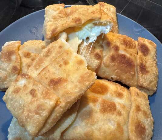 Τηγανητά τυροπιταράκια Γκιουζλεμέδες με χρυσαφένια και τραγανή κρούστα, κομμένα σε μισοφέγγαρα και γεμάτα με φέτα