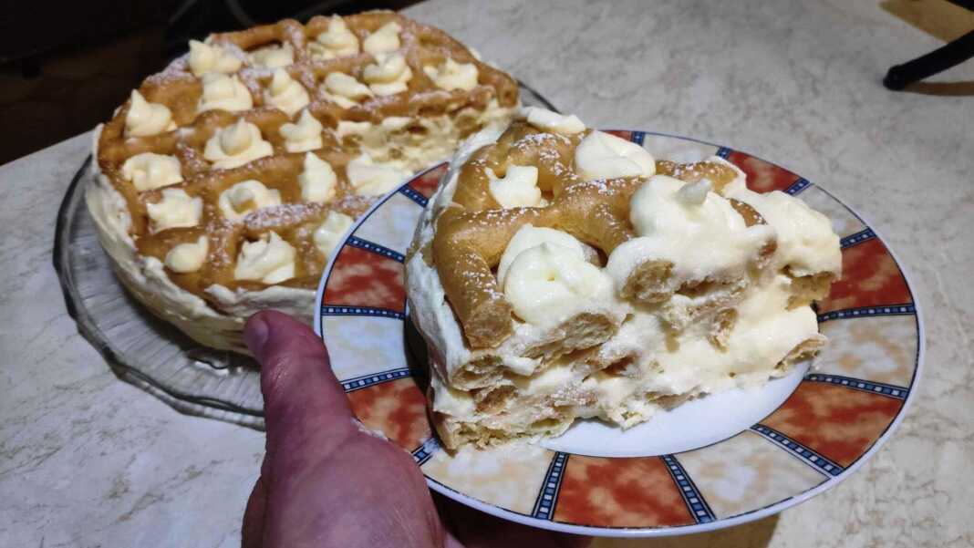 Ολόκληρη Τούρτα Εκλέρ, πασπαλισμένη με ζάχαρη άχνη