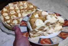 Ολόκληρη Τούρτα Εκλέρ, πασπαλισμένη με ζάχαρη άχνη