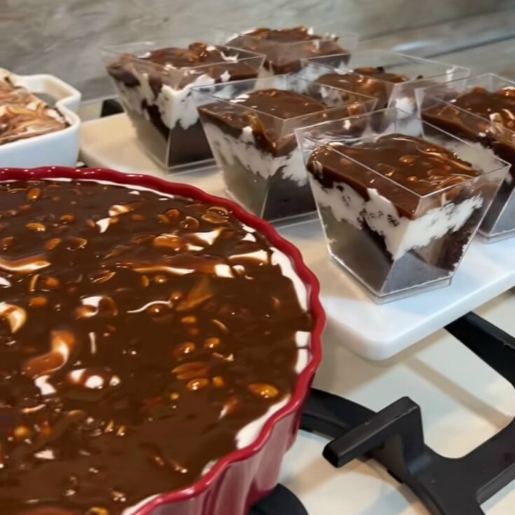 Σνίκερς (Snickers Trifle) με Σοκολατένιο Κέικ