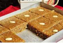 Κομμάτια από Σμυρνέικο Χασλαμά με χρυσαφένιο χρώμα, χαραγμένα και διακοσμημένα με ένα αμύγδαλο στην κορυφή