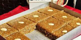 Κομμάτια από Σμυρνέικο Χασλαμά με χρυσαφένιο χρώμα, χαραγμένα και διακοσμημένα με ένα αμύγδαλο στην κορυφή