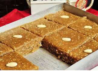 Κομμάτια από Σμυρνέικο Χασλαμά με χρυσαφένιο χρώμα, χαραγμένα και διακοσμημένα με ένα αμύγδαλο στην κορυφή