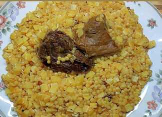 Ένα πιάτο με μοσχαράκι κοκκινιστό και ζυμαρικά (χυλοπιτάκι και κους κους), παχιά κόκκινη σάλτσα και πράσο, με τριμμένο τυρί από πάνω