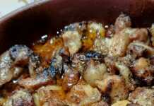 Ζουμερά κομμάτια χοιρινής πανσέτας ψημένα στο πήλινο, με κρεμμύδια και μπαχαρικά, περιχυμένα με λεμόνι