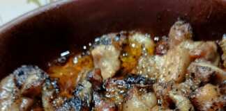 Ζουμερά κομμάτια χοιρινής πανσέτας ψημένα στο πήλινο, με κρεμμύδια και μπαχαρικά, περιχυμένα με λεμόνι