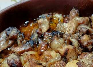 Ζουμερά κομμάτια χοιρινής πανσέτας ψημένα στο πήλινο, με κρεμμύδια και μπαχαρικά, περιχυμένα με λεμόνι