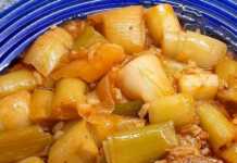 Πιάτο με χοιρινά φιλετάκια και πρασοσέλινο με ρύζι, έτοιμο για σερβίρισμα με ελάχιστη σάλτσα