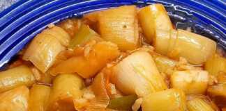 Χοιρινό με Πρασοσέλινο και Ρύζι Πιάτο με χοιρινά φιλετάκια και πρασοσέλινο με ρύζι, έτοιμο για σερβίρισμα με ελάχιστη σάλτσα