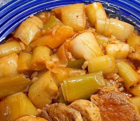 Πιάτο με χοιρινά φιλετάκια και πρασοσέλινο με ρύζι, έτοιμο για σερβίρισμα με ελάχιστη σάλτσα