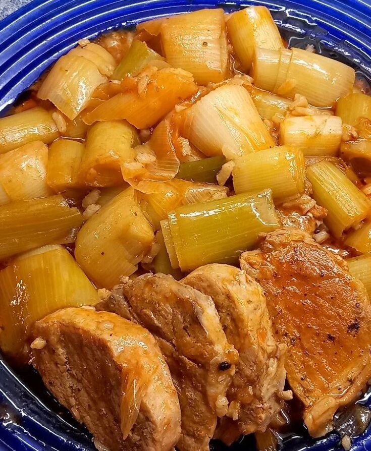 Πιάτο με χοιρινά φιλετάκια και πρασοσέλινο με ρύζι, έτοιμο για σερβίρισμα με ελάχιστη σάλτσα