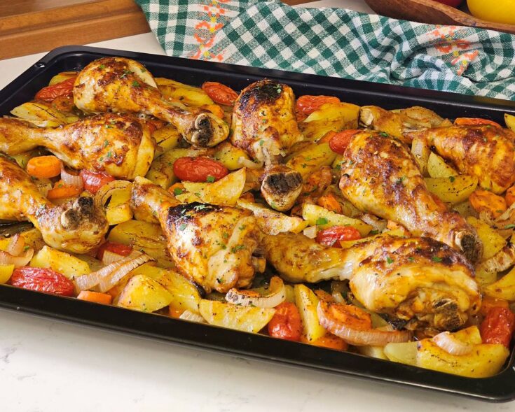 Κοτόπουλο Μπούτια Μαριναρισμένα με Πατάτες και Λαχανικά