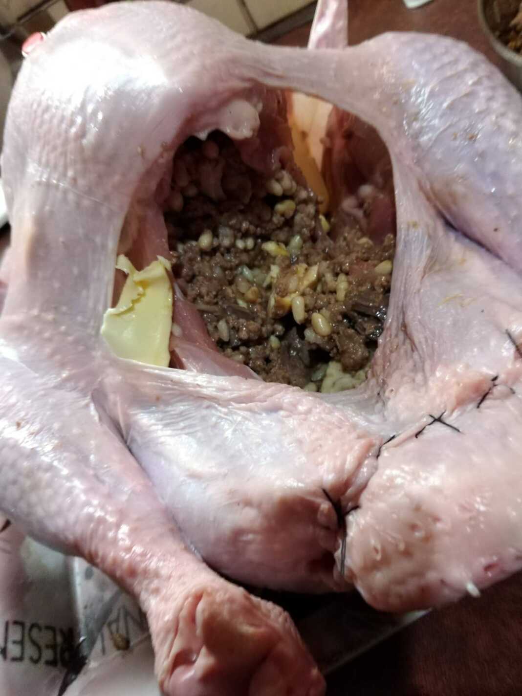 Μια πλούσια και αρωματική γέμιση γαλοπούλας με κιμά, ξηρούς καρπούς και κάστανα μέσα στην Γαλοπούλα